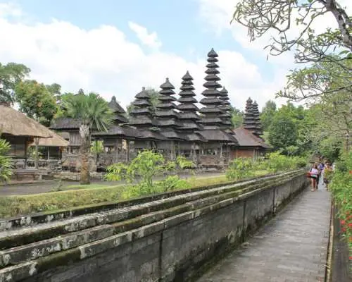 バリ島世界遺産のタマンアユン寺院。美しい庭園と特徴的な多層屋根のメル（パゴダ）が並ぶ、静かで歴史的な景観。