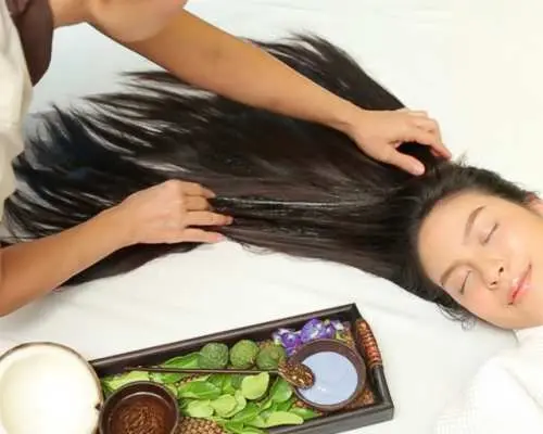 파타야 7 Spa Masha에서 독특한 헤드 마사지와 천연 허브 헤어 케어를 제공하여, 긴 머리 고객이 두피의 깊은 영양과 이완을 경험하게 합니다.