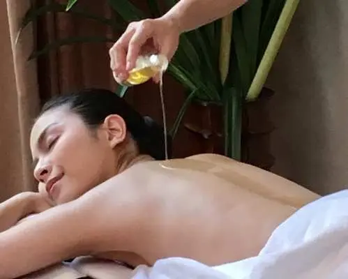 파타야 7 Spa Masha의 마사지사가 고객에게 천연 허브 에센셜 오일 마사지를 제공하며, 부드러운 오일이 피부를 따라 흐르는 최고의 이완을 느껴보세요.