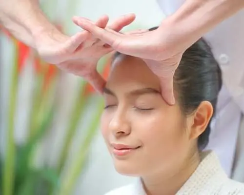 파타야 7 Spa Masha에서 고객이 얼굴과 두피 이완 마사지를 즐기며, 부드러운 손길로 얼굴 혈액순환을 촉진하고 깊은 휴식을 얻습니다.