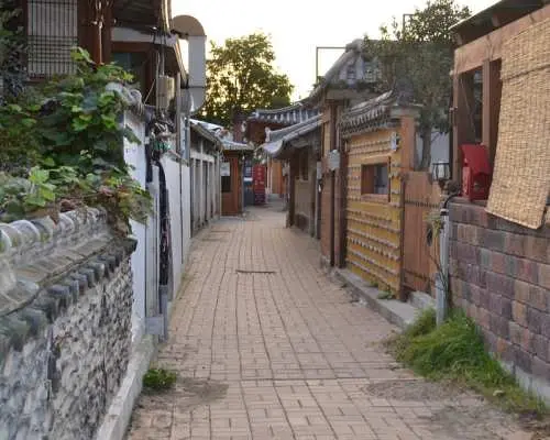 ソウルの北村韓屋村にある魅力的な小道。石垣と韓国伝統家屋が並び、歴史的な街並みを散策する半日ツアーの見どころで、韓国の伝統生活を体験できます。