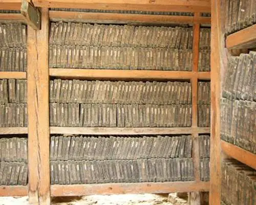 貴重な高麗大蔵経の一部である古代の木版が整然と並び、ユネスコ世界遺産の海印寺にある歴史的な蔵経板殿に丁寧に保存されている様子。