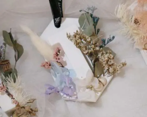 觀塘永生花擴香石工作坊細節圖，白色字母「O」擴香石，點綴藍紫色調永生花和乾花，打造清新的家居香氛。