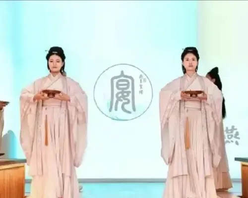 Performers in elegant Hanfu showcase the ancient 'Yanxiang Shili' ritual at Beijing Palace Banquet, re-enacting traditional court etiquette and the essence of ancient banquet culture.