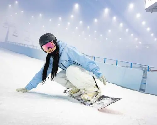 深圳華發冰雪熱雪奇蹟的冰雪樂園預售已啟動，一家大小穿著雪裝在卡通冰屋前興奮合影，期待冰雪家庭樂。