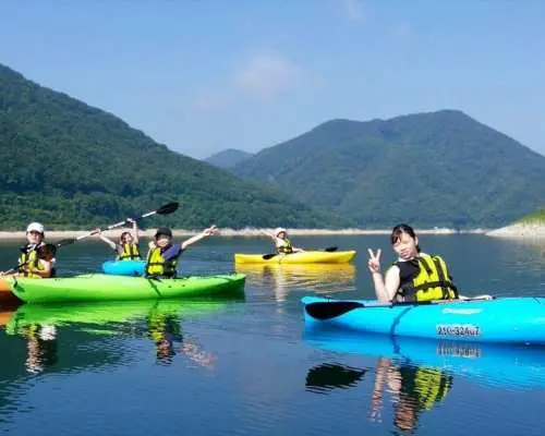 [Fukushima, Iizaka Onsen] Kayaking around the dam lake, where the water source is naturally beautiful and has high quality water