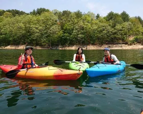[Fukushima, Iizaka Onsen] Kayaking around the dam lake, where the water source is naturally beautiful and has high quality water