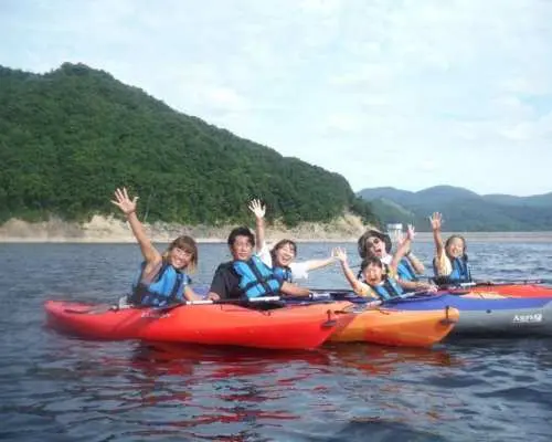 [Fukushima, Iizaka Onsen] Kayaking around the dam lake, where the water source is naturally beautiful and has high quality water