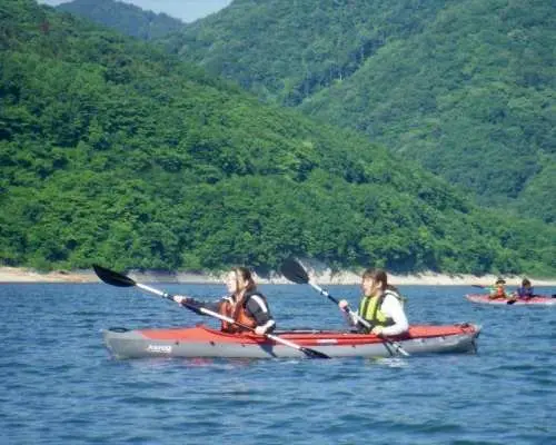 [Fukushima, Iizaka Onsen] Kayaking around the dam lake, where the water source is naturally beautiful and has high quality water