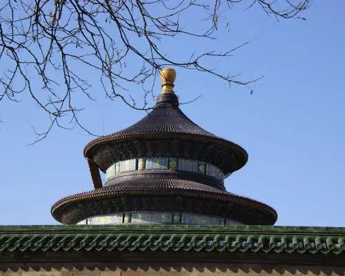 北京天壇祈年殿的獨特屋頂建築細節，藍瓦紅牆在藍天映襯下莊嚴而優雅，展現明清皇家祭天建築的精湛工藝，深度體驗北京皇家文化一日遊。