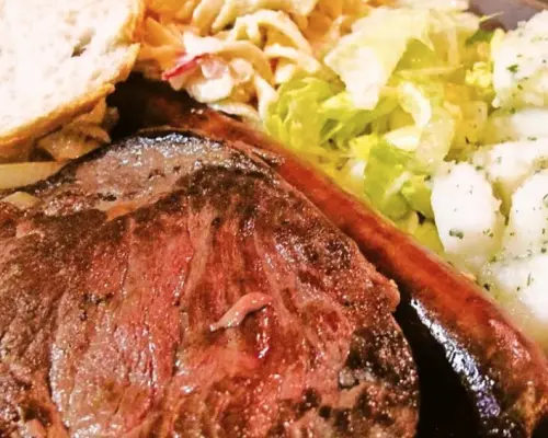 ケアンズツアーで楽しめる、カンガルー肉やワニ肉の試食もできる豪快なBBQディナープレート。
