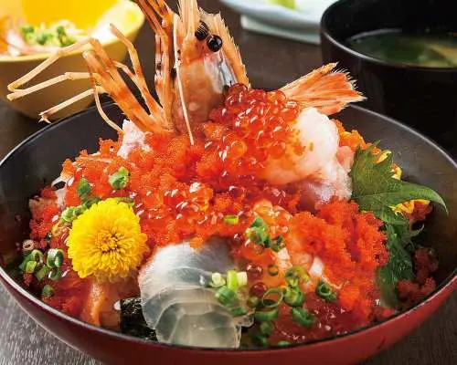 นั่งชินคันเซ็น! ทริปเที่ยวนีงาตะแบบไปเช้าเย็นกลับ อิ่มอร่อยกับอาหารเลิศรส | นั่งรถไฟสายทาดามิ ปูอัด เฮงิโซบะ นิกิริซูชิ และข้าวหน้าต่างๆ [ออกเดินทางจากโตเกียว]