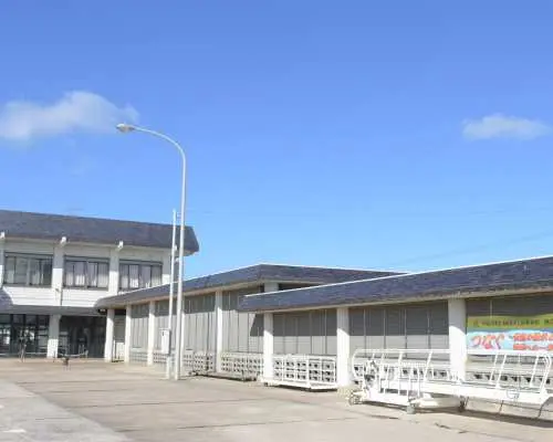 Exterior of the modern Uehira Port terminal facilities in Sasebo, Nagasaki, offering comfortable air-conditioned, heated rest areas and restrooms for fishing participants.