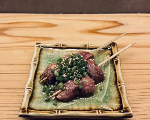 จังหวัดโอซาก้า, ชินไซบาชิ, มินามิเซ็นบะ, นากาโฮริบาชิ | อิซากายะ Kushiyaki Toriushi Nishiki (ไก่ย่างและเนื้อเสียบไม้) | เฉพาะจองที่นั่งเท่านั้น