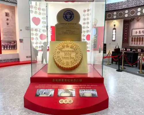 中山【咀香園餅文化博物館】內部展覽，展示了品牌榮譽與巨大的餅模，傳承百年老字號的餅食文化與歷史。