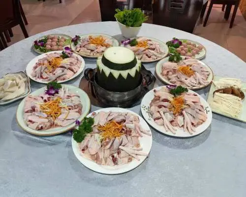 中山美食團【任食·蟲草花清遠跑山雞滋補冬瓜盅宴】桌景，豐富的清遠跑山雞肉片及配料整齊擺放，等待烹煮。