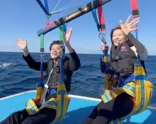[Departing from Naha, same-day reservations accepted] Get a free waterproof smartphone holder! Take a stroll through the Kerama Blue sky on a cute Tiffany-colored boat!