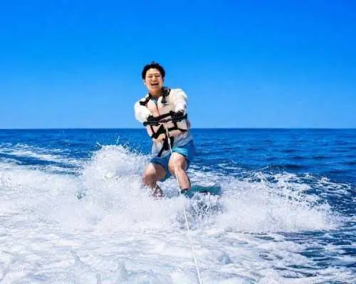 【沖縄・宜野湾】爽快感を味わおう！ウェイクボード体験