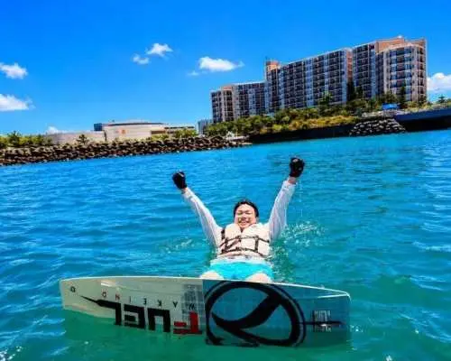 【沖縄・宜野湾】爽快感を味わおう！ウェイクボード体験