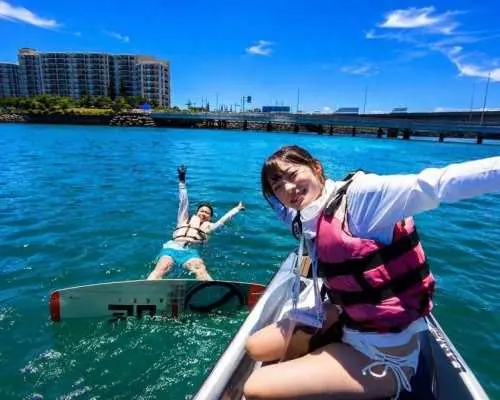 【沖縄・宜野湾】爽快感を味わおう！ウェイクボード体験