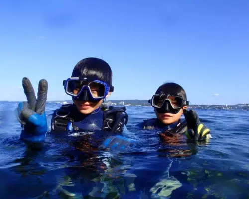 【從那霸出發】慶良間群島浮潛 + 1 項水上活動（方案與魚互動體驗）【3 小時】