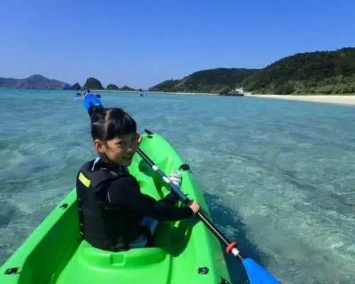 [โอกินาว่า ซามามิ] พายเรือคายัคและดำน้ำตื้น! ทัวร์เกาะร้างครึ่งวัน