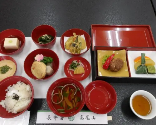 【東京・高尾山】3/15,10/18（日）開催！高尾山ハイキング・ヨガ・美人的少林寺気功＆精進料理コース
