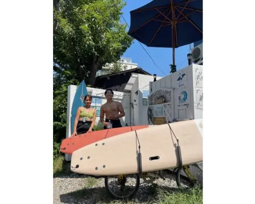 【神奈川・湘南】サーフィン体験コミコミ安心プラン！お帰りには店内カフェでソフトドリンクのサービスも♪ソファーやテラス席でお楽しみください♪