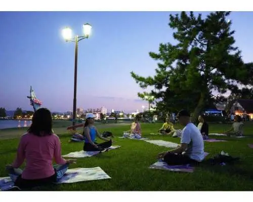 【滋賀・大津】快適で静かな公園で、リフレッシュなナイトヨガしよう！ 夜空とびわ湖の夜景が一望できる⭐︎ヨガマット貸し出し無料！（約50分）