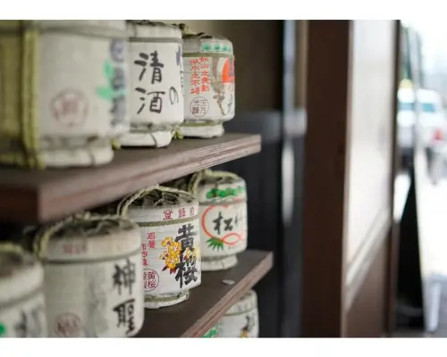 【京都・伏見】祝!!ユネスコ無形文化遺産登録！日本三大酒処伏見の酒蔵見学3時間ツアー（日本酒飲み比べセット・限定清酒アイス・京都ビール付）