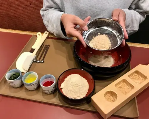 【京都府・京都市】お干菓子「和三盆」づくりとお抹茶体験