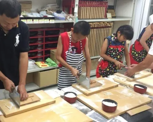 【京都・三条】国の現代の名工が教える本格そば打ち体験！1～３名様プラン（月３回1日曜日開講）〕