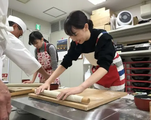 【京都・三条】国の現代の名工が教える本格そば打ち体験！1～３名様プラン（月３回1日曜日開講）〕
