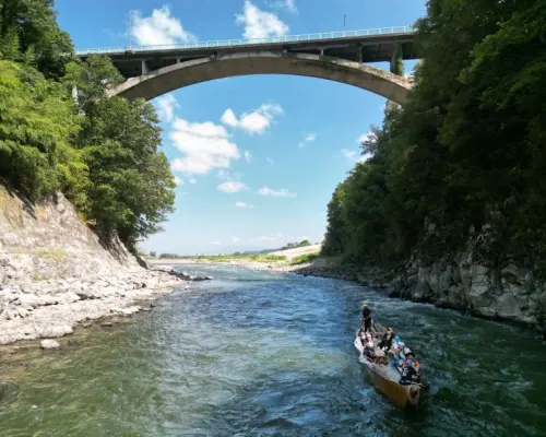 [Nagano, Iida] Enjoy a boat trip down the Tenryu River in a traditional Japanese boat, getting splashed by the waves! The boatman will guide you through the traditions of Japanese boats (history, shipbuilding, and boat handling techniques)!