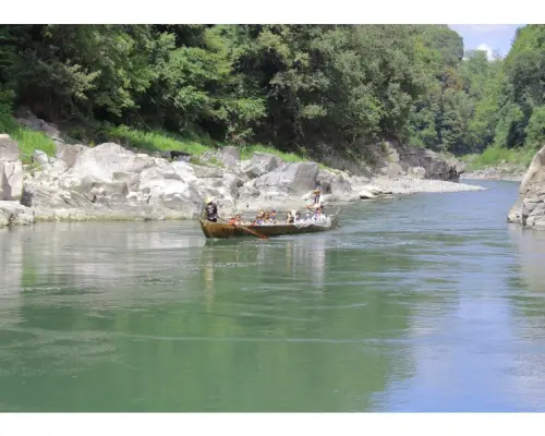 [Nagano, Iida] Enjoy a boat trip down the Tenryu River in a traditional Japanese boat, getting splashed by the waves! The boatman will guide you through the traditions of Japanese boats (history, shipbuilding, and boat handling techniques)!