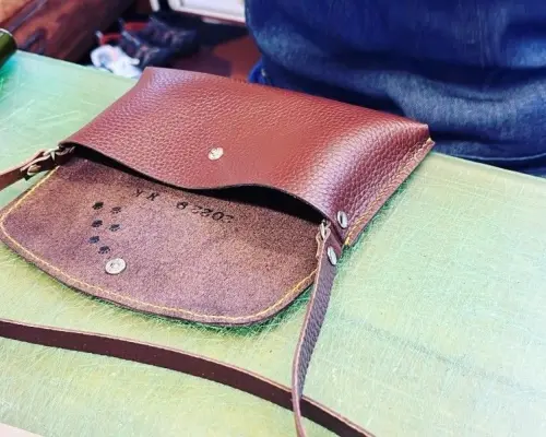[Yamanashi Prefecture, Fuji Five Lakes] Leather craft experience at the foot of Mt. Fuji, making a mini shoulder bag ♪