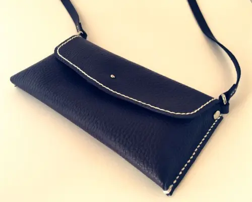 [Yamanashi Prefecture, Fuji Five Lakes] Leather craft experience at the foot of Mt. Fuji, making a mini shoulder bag ♪