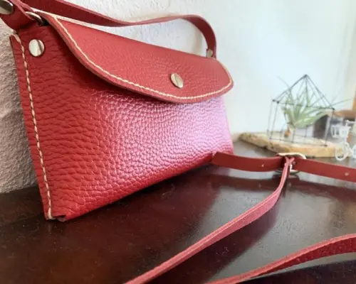 [Yamanashi Prefecture, Fuji Five Lakes] Leather craft experience at the foot of Mt. Fuji, making a mini shoulder bag ♪