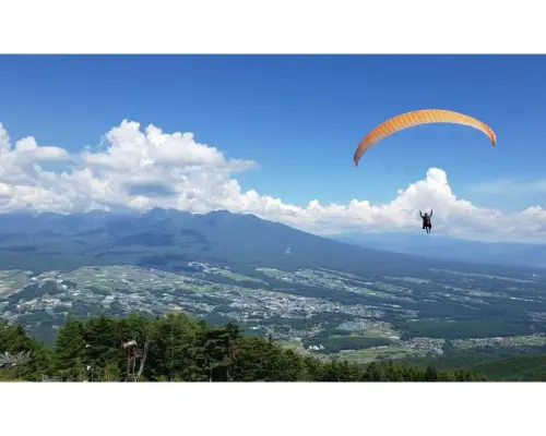[Nagano Prefecture - Fujimi Panorama] Take a tandem (two-seater) flight and soar through the skies with the greatest altitude difference of 800m on Honshu.