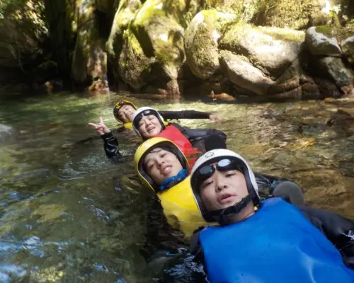 峡谷游泳－超简单的河川乐趣！漂流、潜水、迷你滑梯！ ！