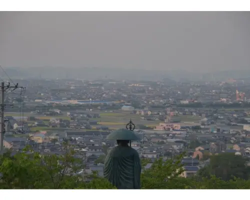 【香川縣善通寺】在與日本佛教界偉大人物空海相關的寺廟中，欣賞用獨特的日本文字「假名文字」書寫的書法作品，並飽覽壯麗景色。
