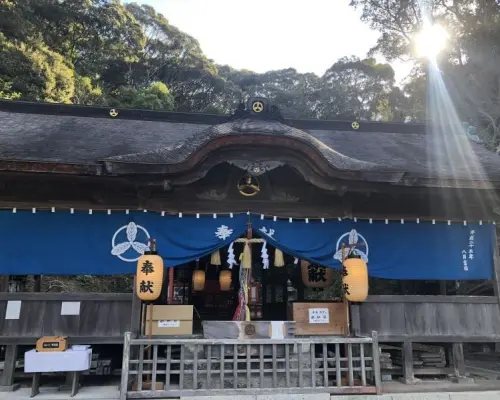 【地元ガイド付き】鳴無神社参拝と手ぶらイカダ釣り（ガイドが釣り初心者をサポート）