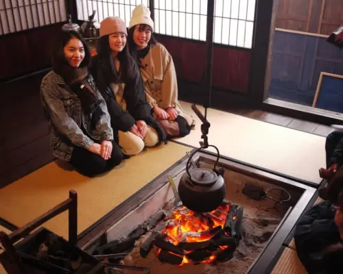 [Akita Prefecture, Yokote City] A traditional rice cake pounding experience in a charming old-fashioned house in a silvery white world