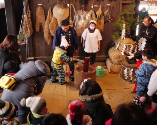 [Akita Prefecture, Yokote City] A traditional rice cake pounding experience in a charming old-fashioned house in a silvery white world