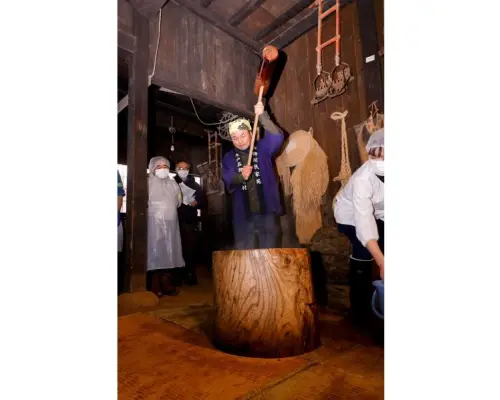 [Akita Prefecture, Yokote City] A traditional rice cake pounding experience in a charming old-fashioned house in a silvery white world