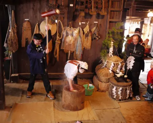 [Akita Prefecture, Yokote City] A traditional rice cake pounding experience in a charming old-fashioned house in a silvery white world