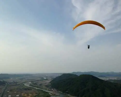 【砂丘本舗/2人乗りパラグライダー】暑い夏は、ひと足のばして高原パラグライダー体験！標高300mからの大空フライト！