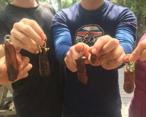 【鹿児島・屋久島】とっても簡単！屋久杉を磨いてアクセサリー作り（ストラップ、バッグチャームなど）