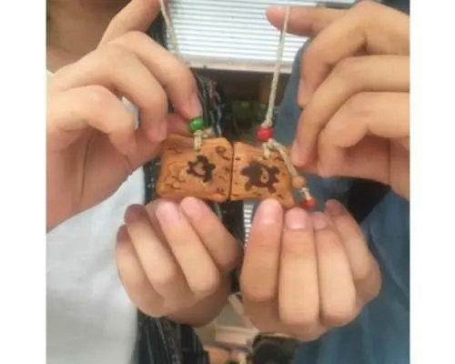 【鹿児島・屋久島】とっても簡単！屋久杉を磨いてアクセサリー作り（ストラップ、バッグチャームなど）