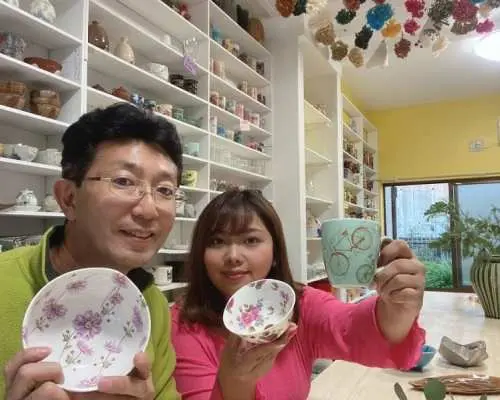 [三重县/铃鹿市] 「瓷器彩绘体验」－只需贴上100多种贴纸，就能制作马克杯或其他物品！还可以添加文字。
